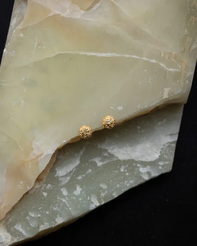 Náušnice GOOSEBUMBS OLIVINE GOLD STUD | METAFORMI