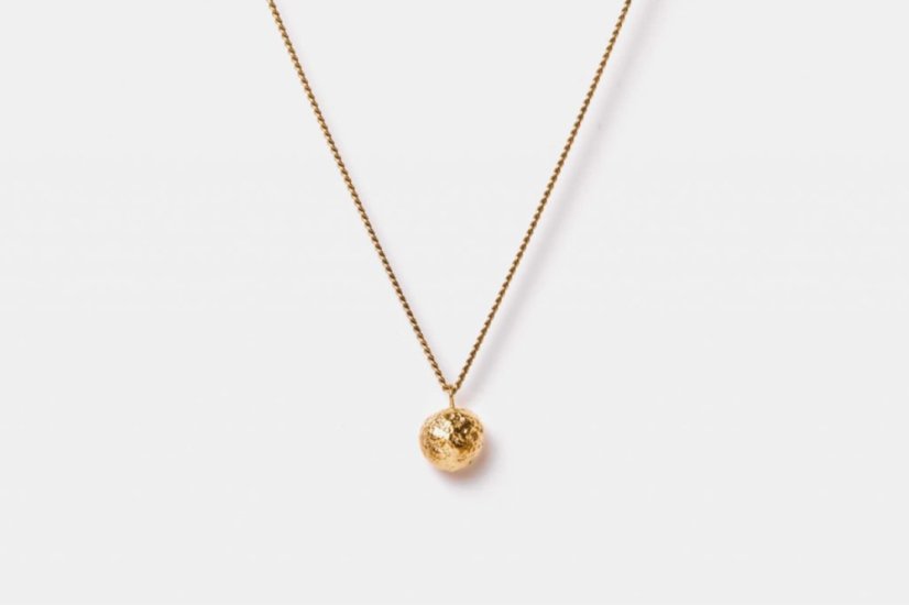Řetízek NEW ARCHEOLOGY Artefakt pozlacená kulička | ELIŠKA LHOTSKÁ